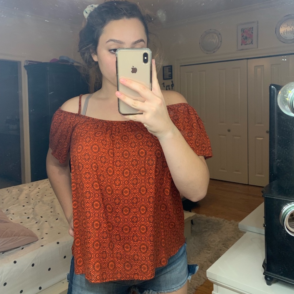 Cold shoulder patterned